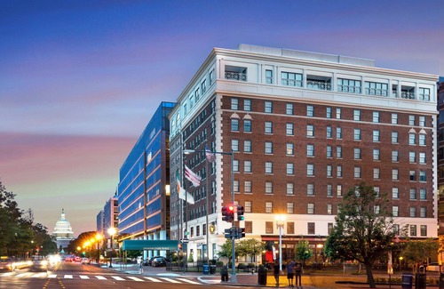 Capitol Hill Hôtel | Modern Queen Stay Near DC Attractions! Gym Access, Onsite Bar and Restaurant!