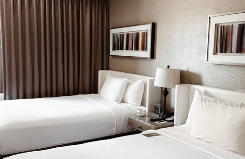 Near North Side Hôtel | Modern Queen Stay! Pet Friendly Accommodation w/Gym Access | Chicago Riverwalk!
