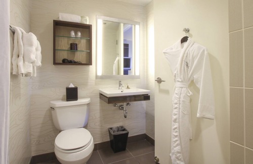 Near North Side Hôtel | Modern Queen Stay! Pet Friendly Accommodation w/Gym Access | Chicago Riverwalk!
