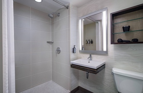 Near North Side Hôtel | Modern Queen Stay! Pet Friendly Accommodation w/Gym Access | Chicago Riverwalk!