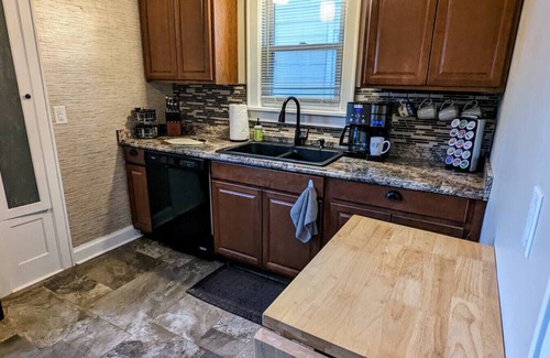 Moline Maison | Modern Quiet 1BR Desk & Fenced Yard by DT Moline