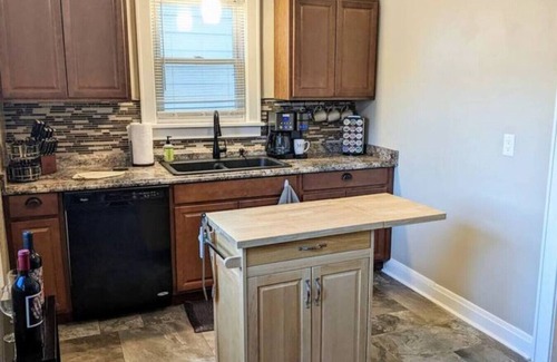 Moline Maison | Modern Quiet 1BR Desk & Fenced Yard by DT Moline