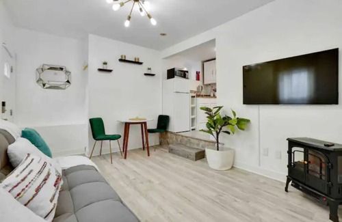 Prospect Park Appartement | Modern, Quiet Apt 30 min to NYC with Workspace, Private Patio & Parking.