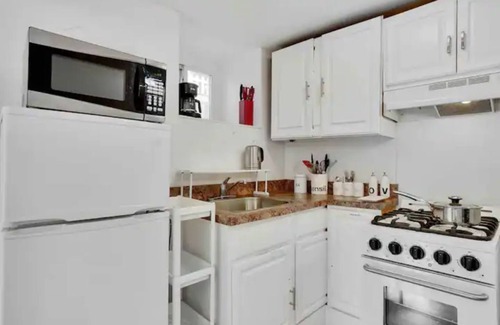 Prospect Park Appartement | Modern, Quiet Apt 30 min to NYC with Workspace, Private Patio & Parking.