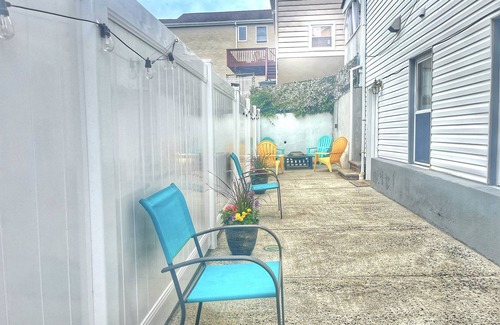 Prospect Park Appartement | Modern, Quiet Apt 30 min to NYC with Workspace, Private Patio & Parking.