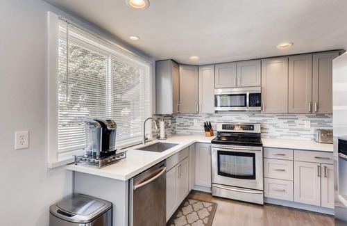 SeaTac Maison | Modern, Quiet Home ♪ Mins to Airport ♫ Fast WIFI