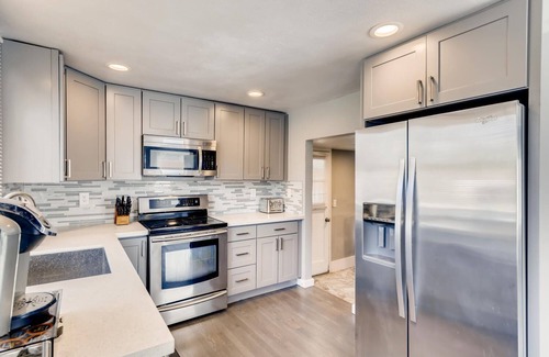 SeaTac Maison | Modern, Quiet Home ♪ Mins to Airport ♫ Fast WIFI
