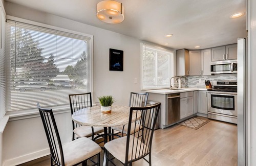 SeaTac Maison | Modern, Quiet Home ♪ Mins to Airport ♫ Fast WIFI