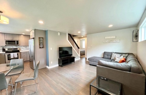 SeaTac Maison | Modern, Quiet Home ♪ Mins to Airport ♫ Fast WIFI
