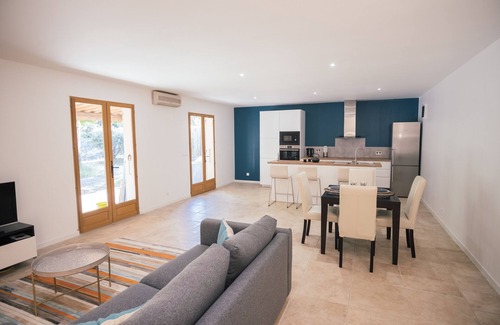 Mollans-sur-Ouveze Cottage | Gîte moderne refait à neuf avec climatisation, jardin et jacuzzi.