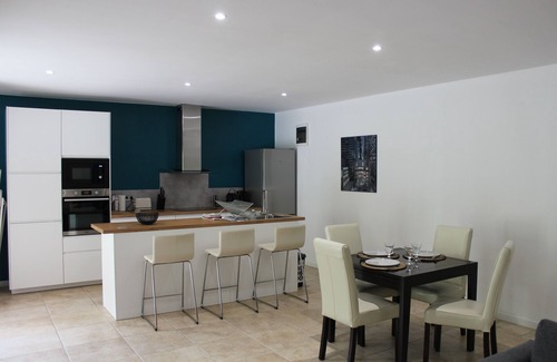 Mollans-sur-Ouveze Cottage | Gîte moderne refait à neuf avec climatisation, jardin et jacuzzi.