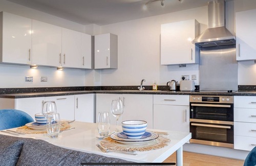 Havering Appartement | Modern & Relaxing 2 Bed Flat with Balcony, Easy London Access