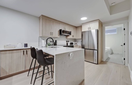 Northwest Calgary Maison | Modern & Relaxing Suite - Full Kitchen - King Bed + 2 Twin Beds - Pet Friendly!