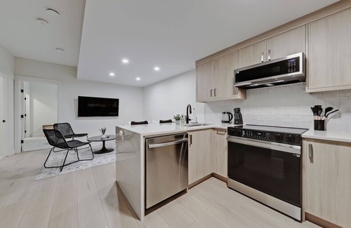 Northwest Calgary Maison | Modern & Relaxing Suite - Full Kitchen - King Bed + 2 Twin Beds - Pet Friendly!