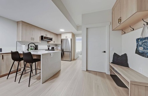 Northwest Calgary Maison | Modern & Relaxing Suite - Full Kitchen - King Bed + 2 Twin Beds - Pet Friendly!