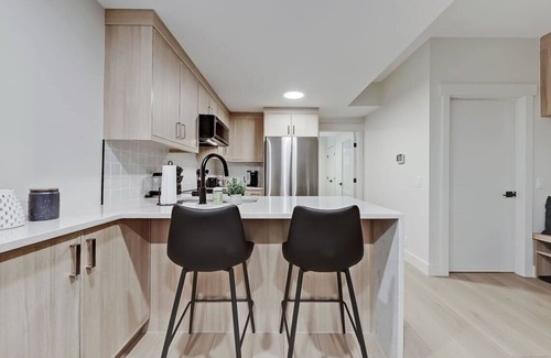 Northwest Calgary Maison | Modern & Relaxing Suite - Full Kitchen - King Bed + 2 Twin Beds - Pet Friendly!