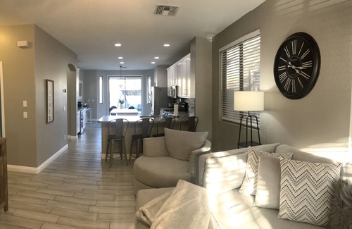 Power Ranch Maison | Rénovation moderne à deux étages chargée d'aménités communautaires!