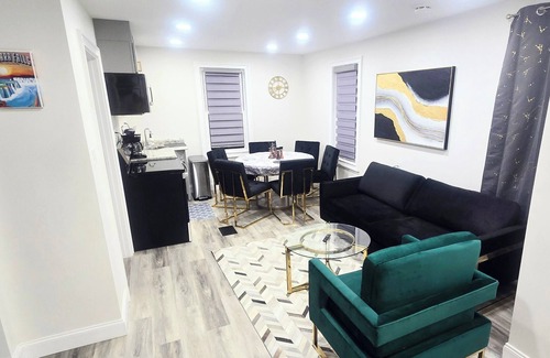 Niagara Falls Appartement | Modern & Renovated 4 Bedroom Apt - 5 min walk to the Falls