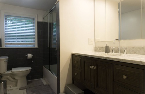 Quincy Maison | Rénové 2Br 2Ba / Parking gratuit / Espace extérieur / Animaux et famille