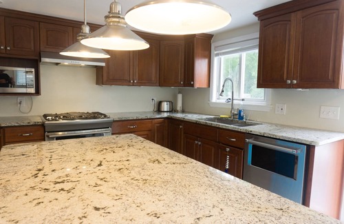 Quincy Maison | Rénové 2Br 2Ba / Parking gratuit / Espace extérieur / Animaux et famille