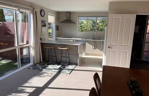 Christchurch Maison | Private, Clean and Close to Airport