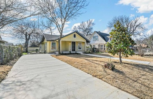 South Dallas - Fair Park Maison | Modern Retreat with Pool Table