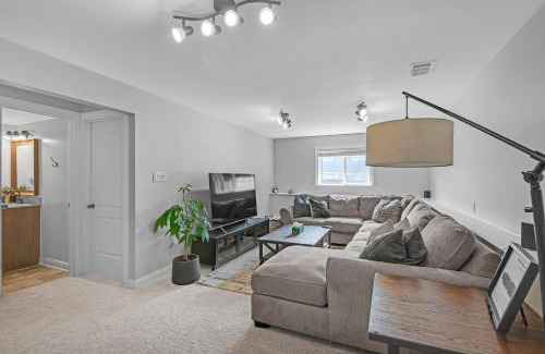Orland Hills Maison | Modern Retreat with Private Pool & Yard, 10 mins to Tinley Ampitheatre home