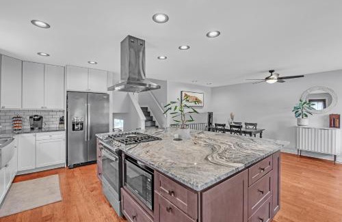 Orland Hills Maison | Modern Retreat with Private Pool & Yard, 10 mins to Tinley Ampitheatre home