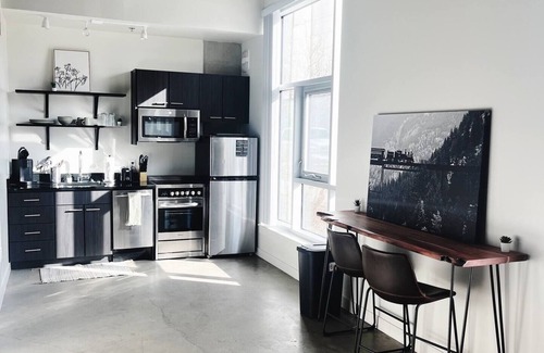 River North Art District Appartement | Modern RiNo 1BR Retreat