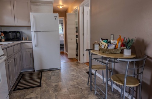 Wyandotte Maison | Modern River Retreat Near Airport, Hospitals, Corporations