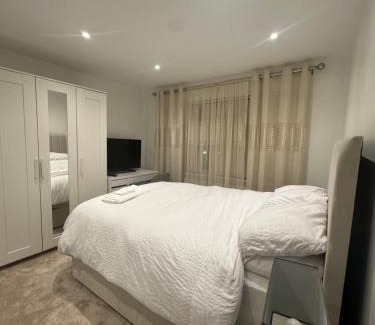 Waltham Cross Maison | Modern Room in Cheshunt
