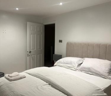Waltham Cross Maison | Modern Room in Cheshunt