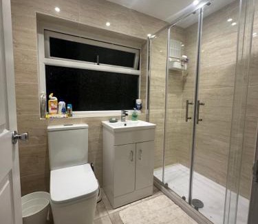 Waltham Cross Maison | Modern Room in Cheshunt