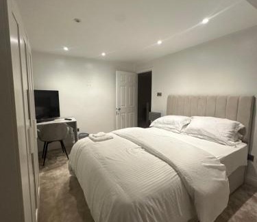 Waltham Cross Maison | Modern Room in Cheshunt