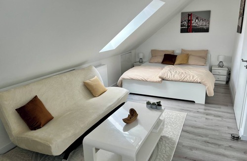 Biesdorf Maison | Modern Room in House w/Pool & Backyard. Easy & quick access to City Center