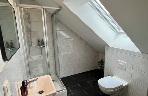 Biesdorf Maison | Modern Room in House w/Pool & Backyard. Easy & quick access to City Center