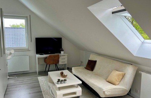 Biesdorf Maison | Modern Room in House w/Pool & Backyard. Easy & quick access to City Center