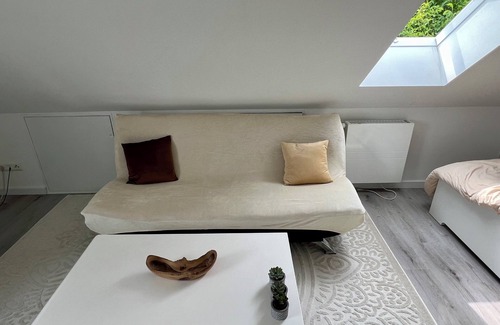 Biesdorf Maison | Modern Room in House w/Pool & Backyard. Easy & quick access to City Center