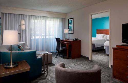 Boca Raton Hôtel | Modern Room Perfect for Relaxing Getaways: Heated Pool, On-Site Market & More
