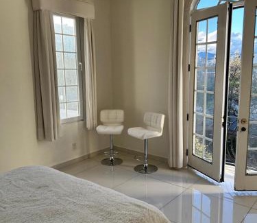 Bosques de las Lomas Maison | Modern room with balcony
