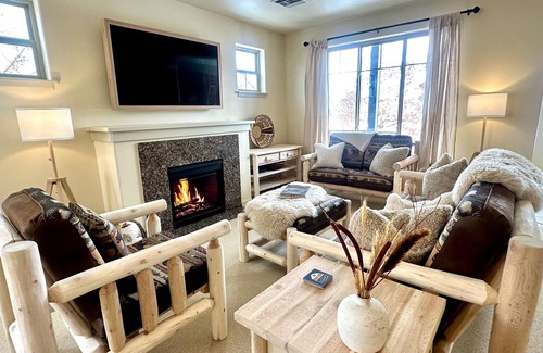 Hailey Maison | Modern Rustic 3 Bedroom with Pool, Hottub and Fitness Center