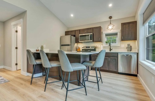 Waterboro Maison | Modern Rustic Cabin - Walk to Lake & Trails - With Fire Pit - Serene Escape