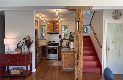 Ithaca Maison | Modern Rustic Retreat- King bed, hot tub, wineries, waterfalls, hiking, Cornell