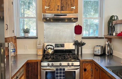 Ithaca Maison | Modern Rustic Retreat- King bed, hot tub, wineries, waterfalls, hiking, Cornell