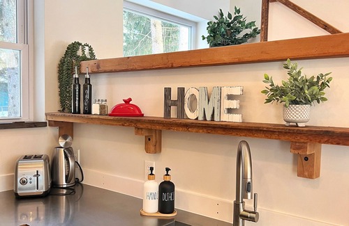 Ithaca Maison | Modern Rustic Retreat- King bed, hot tub, wineries, waterfalls, hiking, Cornell