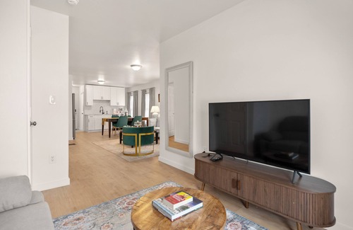 Syracuse Appartement | Modern Serenity Stay w/ king Bed, WIFI and Central Air 1 & 1/2 baths!