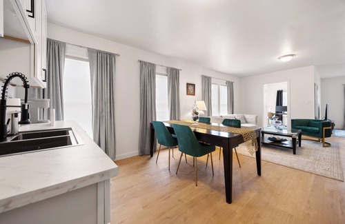Syracuse Appartement | Modern Serenity Stay w/ king Bed, WIFI and Central Air 1 & 1/2 baths!