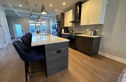 Lower West Side Maison | Modern SFH Near McCormick Place & Soldier Field