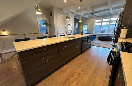 Lower West Side Maison | Modern SFH Near McCormick Place & Soldier Field