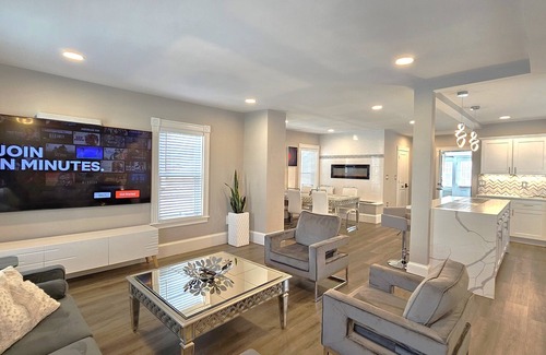 South Medford Maison | Modern Smart Home with EV charger Near Boston & Harvard, 0.7 miles to MBTA